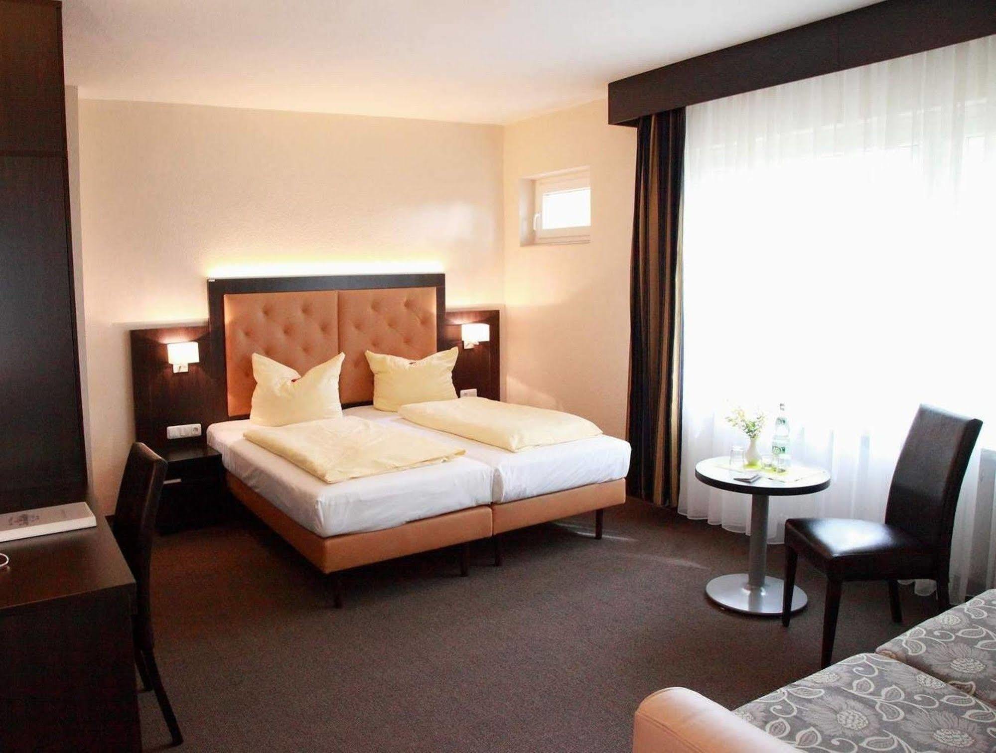 Hotel Zur Heidebluete Hambuhren Bagian luar foto