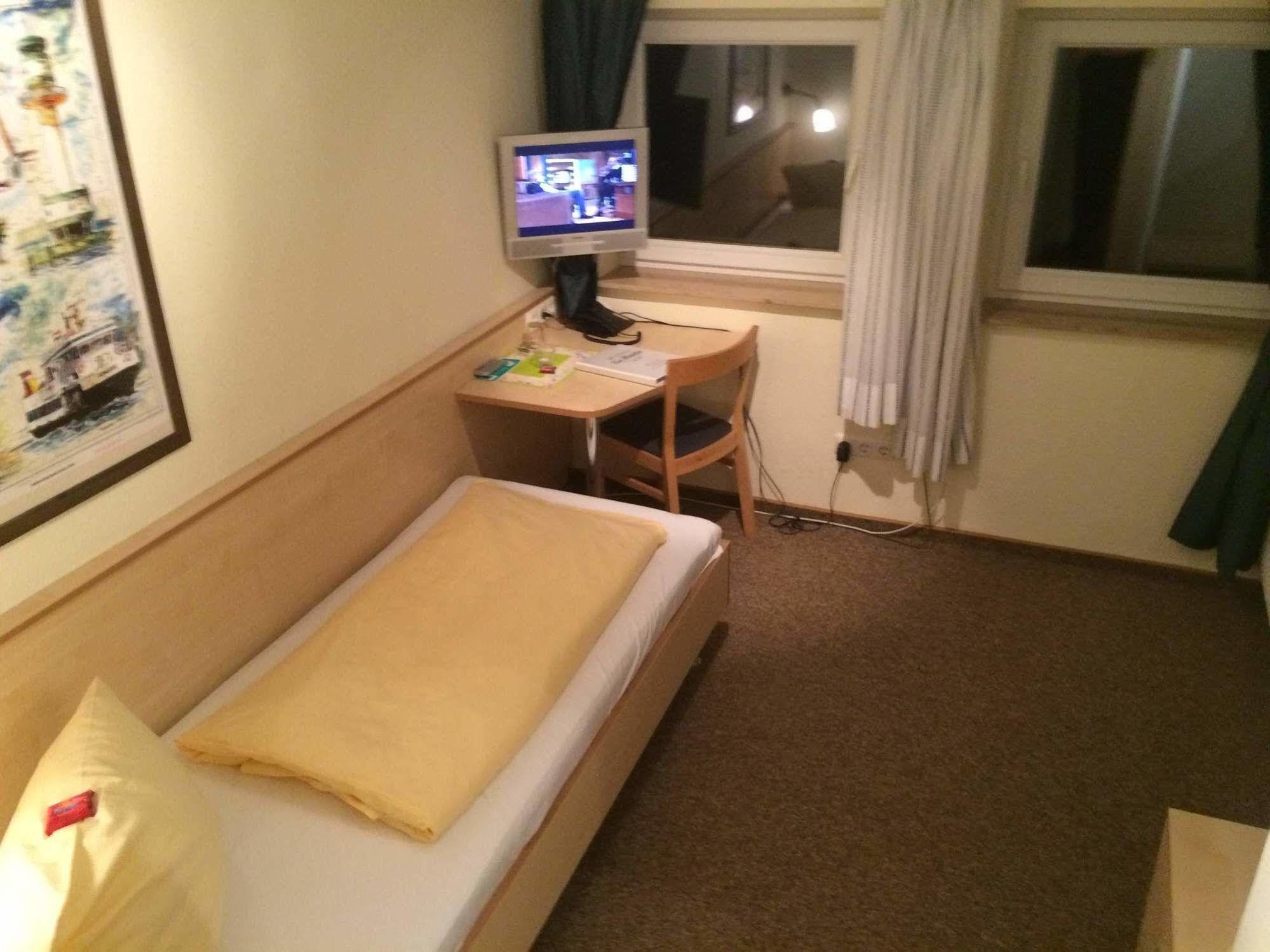 Hotel Zur Heidebluete Hambuhren Bagian luar foto