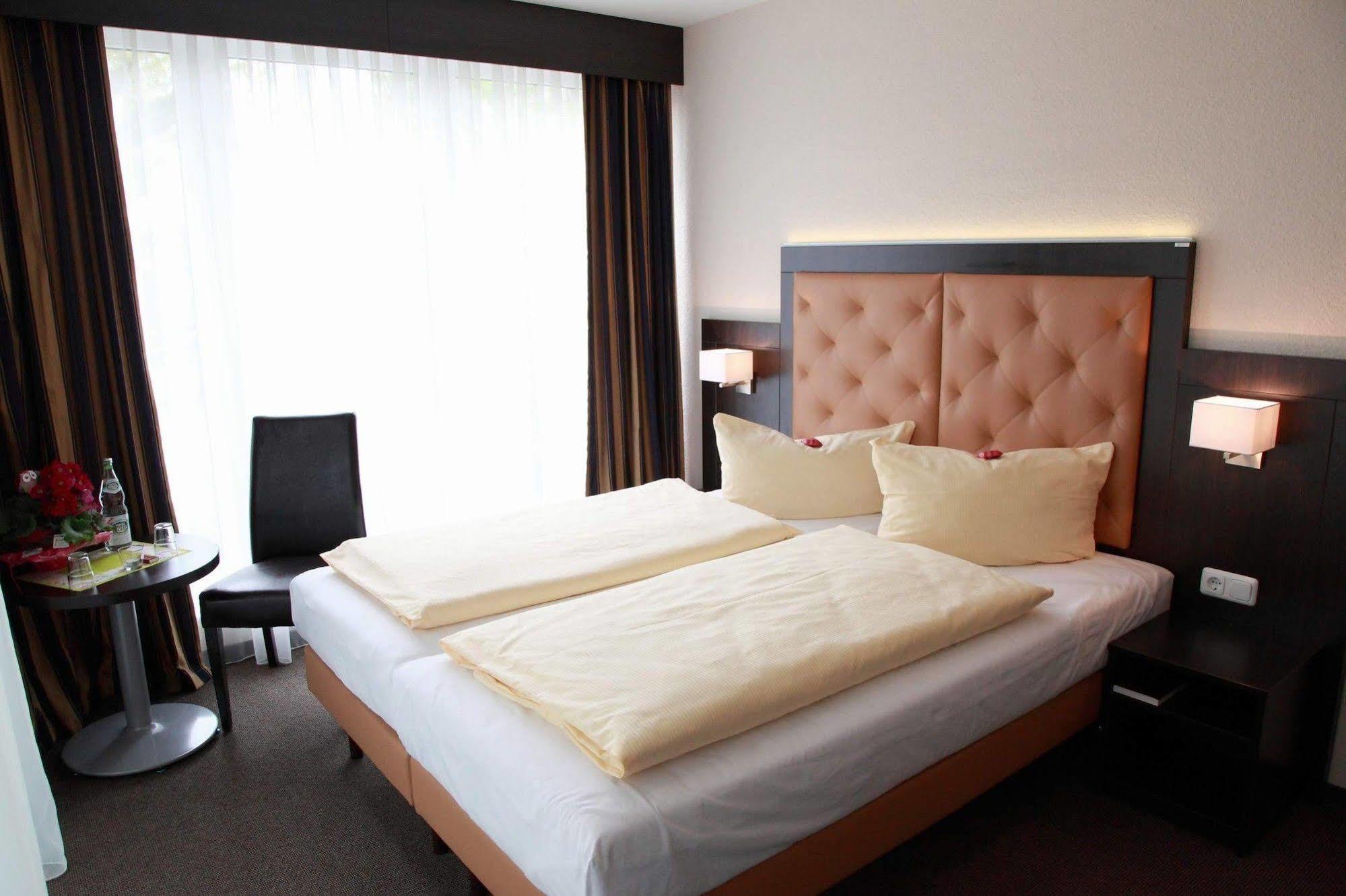 Hotel Zur Heidebluete Hambuhren Bagian luar foto