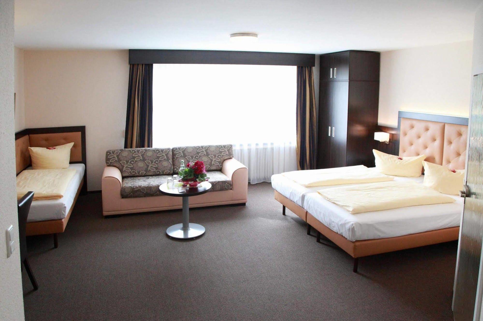 Hotel Zur Heidebluete Hambuhren Bagian luar foto